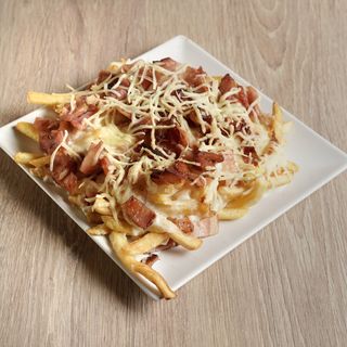 Ración De Patatas Con Bacon Y Queso