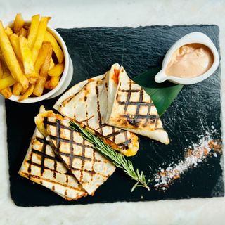 Quesadilla de pui & cartofi prajiti