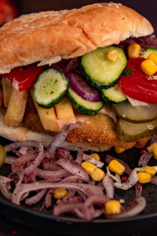 Sandwich cu Snitel de Pui si Cartofi Prajiti