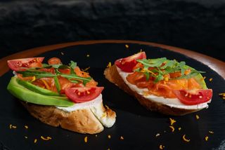 Брускета з лососем i авокадо, крем-сиром та помiдорами черi (100г)