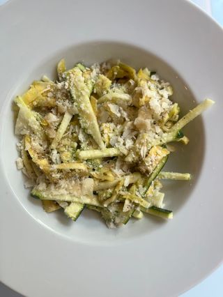 Ensalada de alcachofas con aguacate, champiñones y parmesano ,