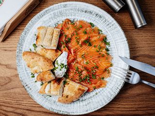 Підкопчений лосось з крем-сиром (240г)