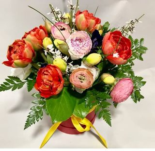 Scatola con fiori primaverili