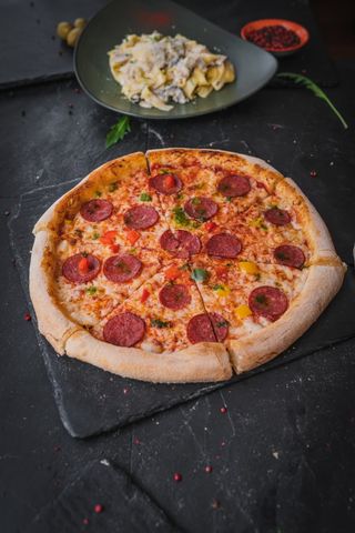 Пицца с салями