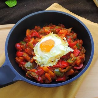 Pisto ( Ratatouille) con huevo frito