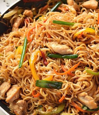 Noodle de orez/grau cu piept de pui