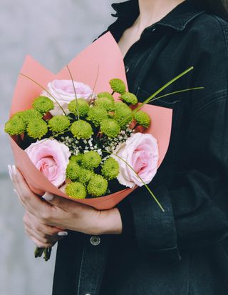 Buchet trandafiri roz cu crizantema Santini