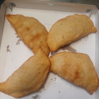 Panzerotto mozzarella e pomodoro e prosciutto cotto e patatine 