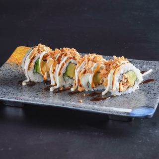 82.Uramaki de salmón flameado, aguacate, cebolla crujiente (4 uds.)