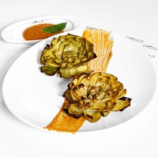 Alcachofas del Prat al horno con jamón ibérico y piñones