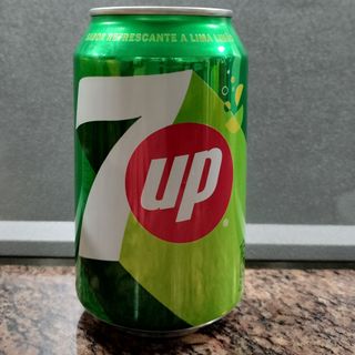 7up lata 33ml.