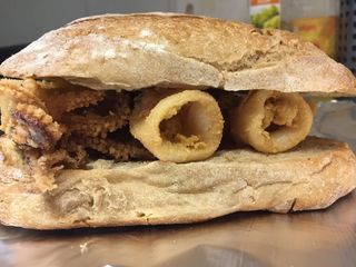 Bocadillo de calamares fritos