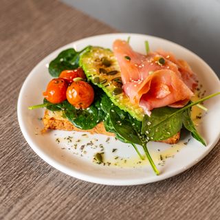 Tosta con aguacate, tomate y salmón ahumado
