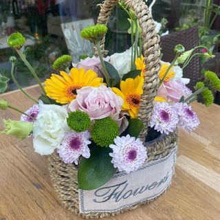 Coșuleț cu  trandafiri și mixt de flori