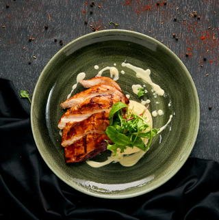 Piept de pui la grill cu garnitura la alegere