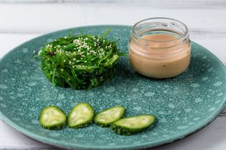 Водорості Чука з горіховим соусом (100/50г)