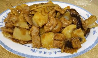 Carne de  Porco com Cogumelos, bambu e algas