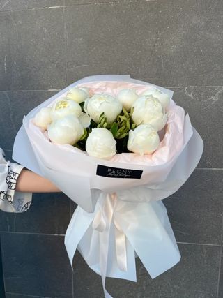 Buchet din 9 bujori albi