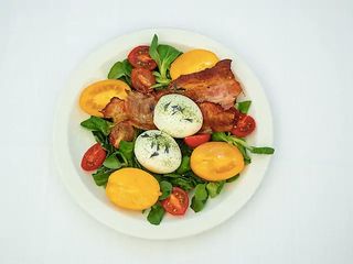 Фреш сніданок з беконом та томатами