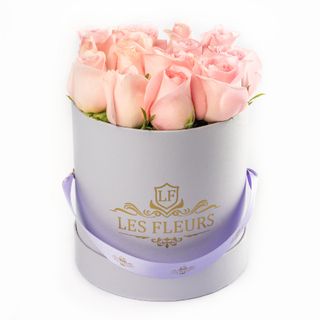 Caja blanca con 7 a 9 rosas rosadas frescas premium