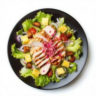 Ensalada De Pollo, Tomate, Piña, Lechuga, Picatostes Y Salsa Rosa