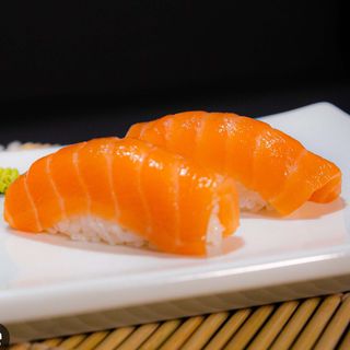 S1. Nigiri Salmón (2 Uds.)