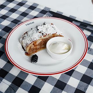 Strudel di mele con gelato alla vaniglia