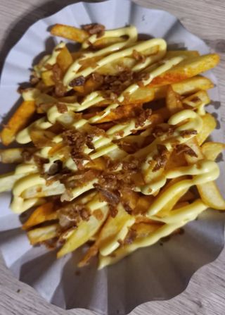 Картопля фрі під сирним соусом та хрумкою цибулею (130г)