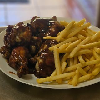 Jamoncitos de pollo con salsa de barbacoa, papas fritas y bebida