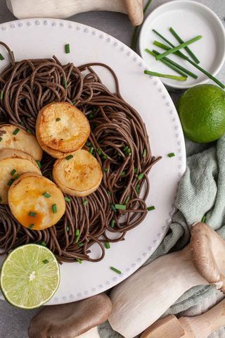 Soba cu ciuperci de padure in sos dulce-acrisor