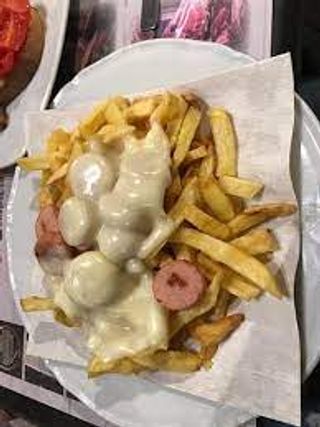 Patatine würstel & formaggio