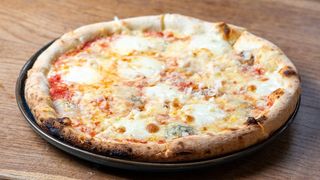 Quattro Formaggi pizza srednja