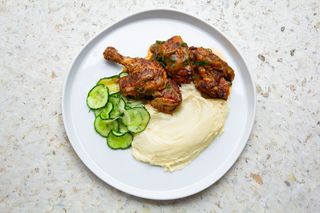 Курча з картопляним пюре та м'ясним жу