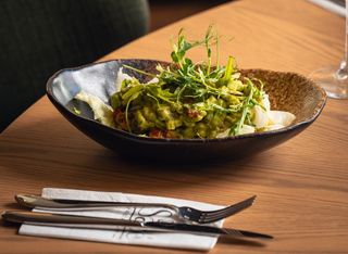 Салата с краставици, авокадо и чери домати