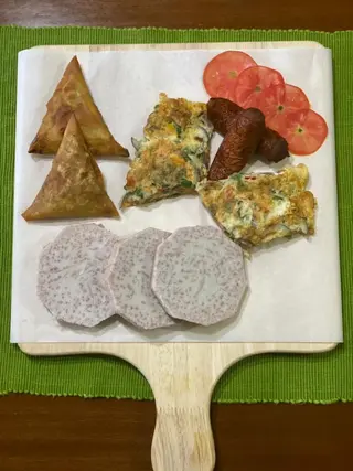 Breakfast-2 Samosa, 2 Eggs, 2 Sausages, Nduma: