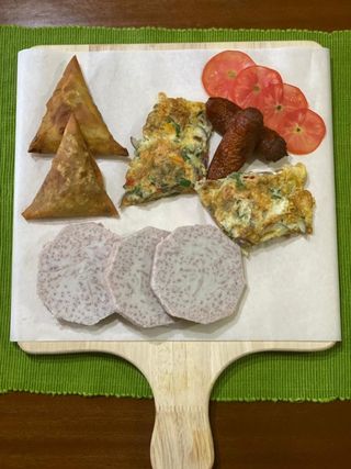 Breakfast-2 Samosa, 2 Eggs, 2 Sausages, Nduma: