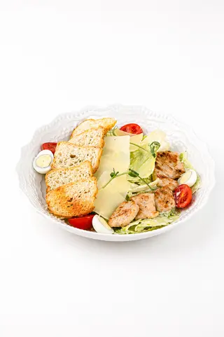 Салат Цезарь с куриным филе 