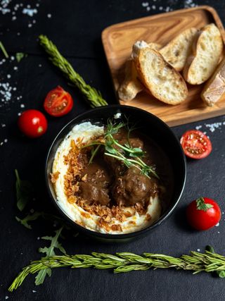 Телячі щічки з пармезановим пюре