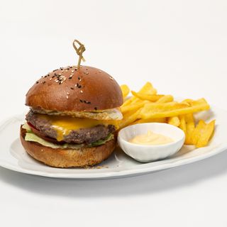 Бургер-бриошь с мраморной говядиной и картофельными дипперами