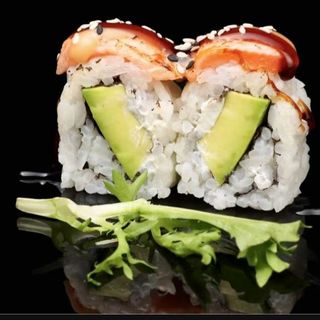 134-uramaki flambeado de salmon aguacate