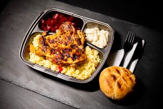 Meniu pulpa dezosata de pui la gratar (~700g) + desert chec  (60g)