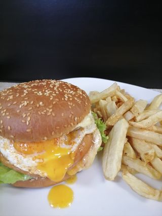 Бургер с пушен кашкавал и яйце (450гр)
