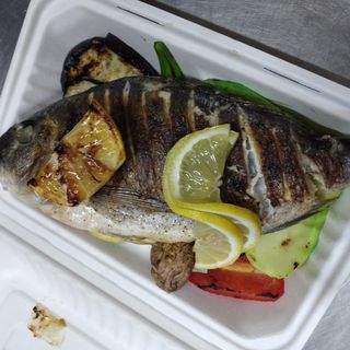 Dorada la gratar cu legume la gratar