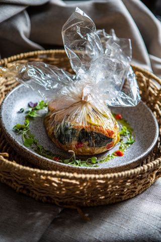 Salmón en papillote con cama de verduras 