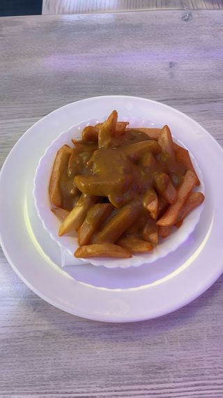Chips and curry sauce