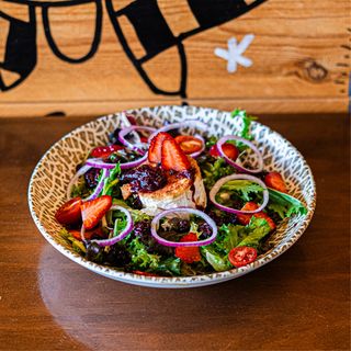 Ensalada De Queso De Cabra Con Frutos Rojos