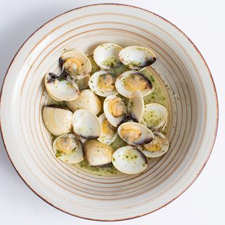 Tapa De Almejas Al Ajillo