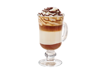Latte z białą czekoladą oraz bitą śmietaną