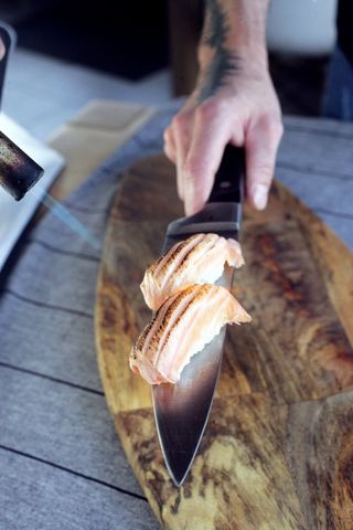 Nigiri łosoś opalony 