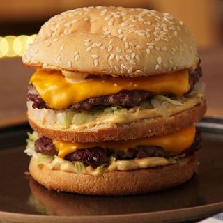 HAMBURGUESA. TRIPLE CON PATATAS Y ENSALADA 